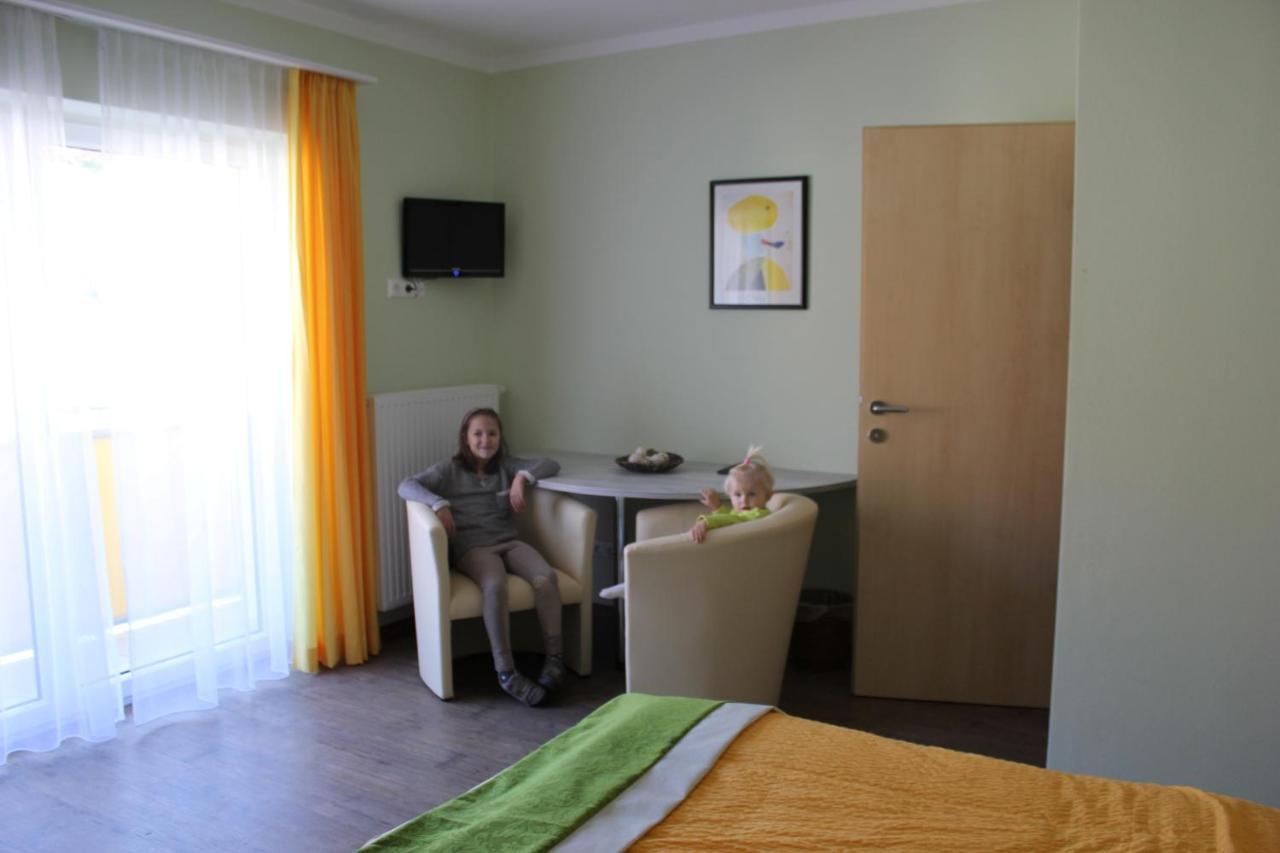 Oberwoelz Stadt Gasthof Zum Mohrn מראה חיצוני תמונה
