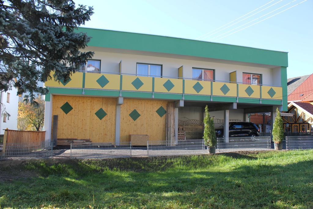 Oberwoelz Stadt Gasthof Zum Mohrn מראה חיצוני תמונה