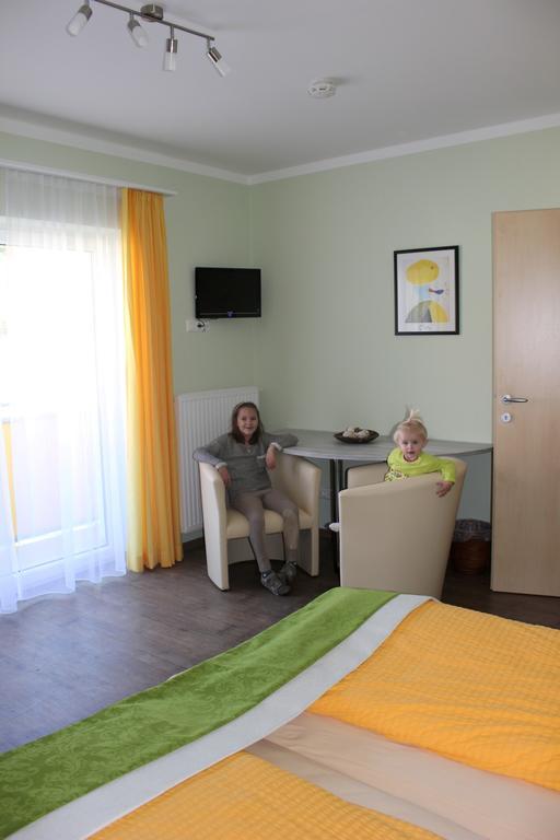 Oberwoelz Stadt Gasthof Zum Mohrn מראה חיצוני תמונה